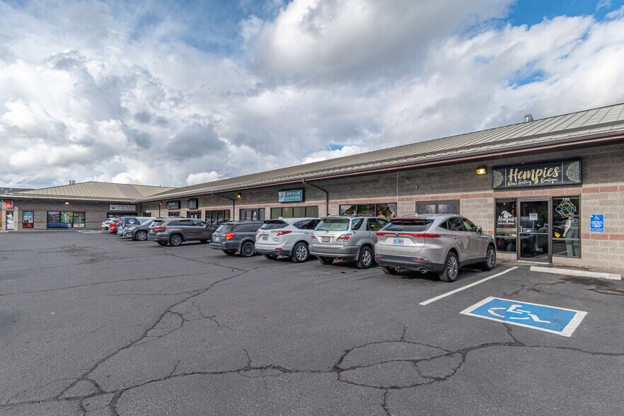 More Photos Of 2570-2680 NE Twin Knolls Dr, Bend Restaurant For Sale