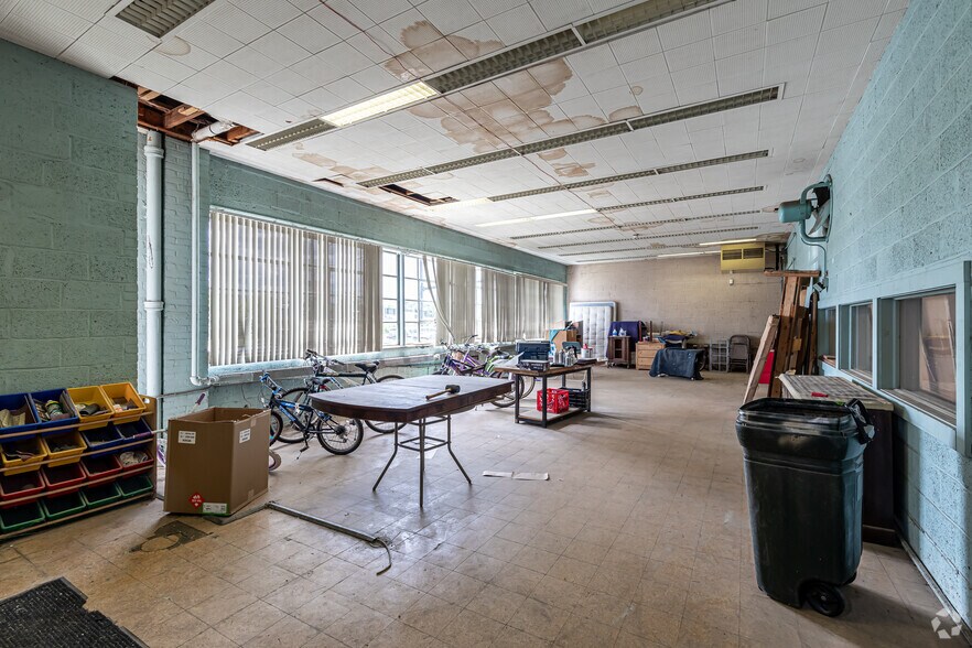 More Photos Of 453 New Park Ave, West Hartford Warehouse For Lease