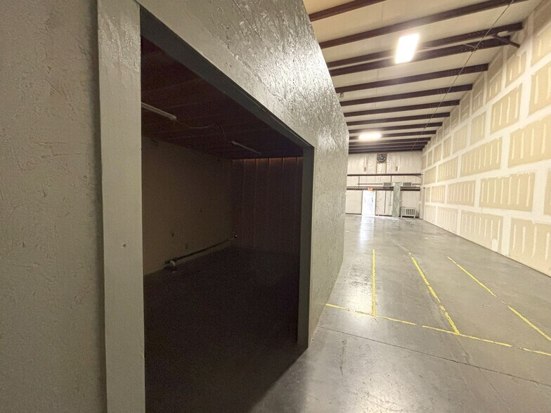 More Photos Of 1035 E 23rd St, Lawrence Warehouse For Lease