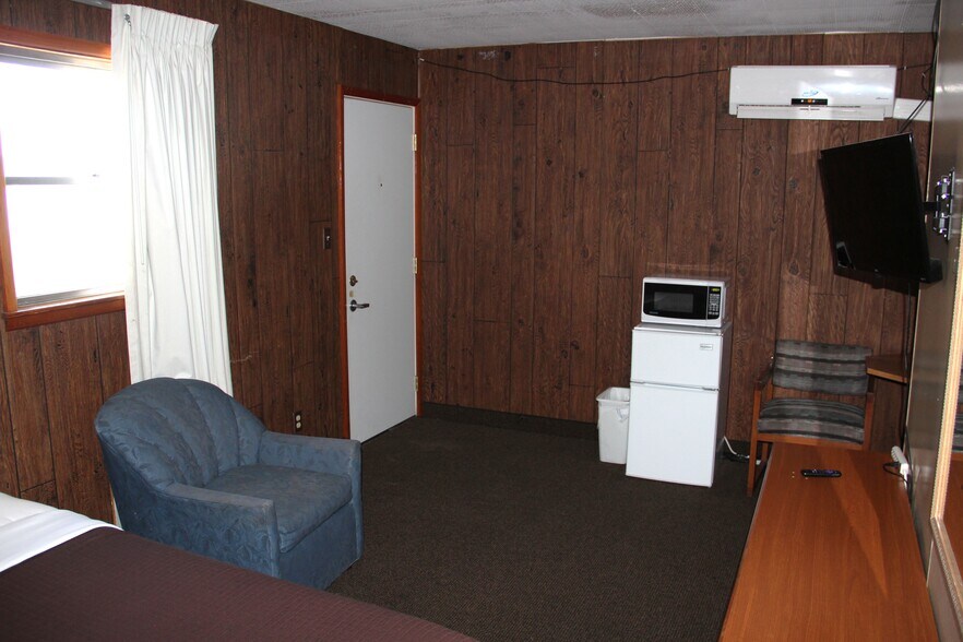 More Photos Of 115 N River St, Chamberlain Hotel For Sale