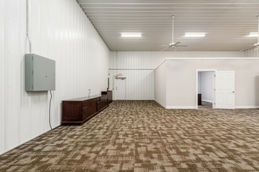 More Photos Of 8713 Worthington Rd, Alexandria Flex For Lease