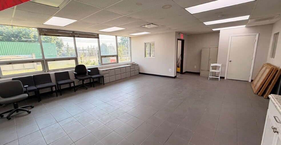 More Photos Of 22 Spence St, Bay Shore Distribution For Lease