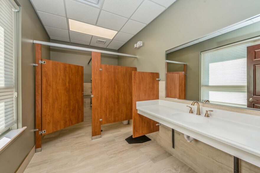 More Photos Of 1745 S Eastwood Dr, Woodstock Bank For Sale