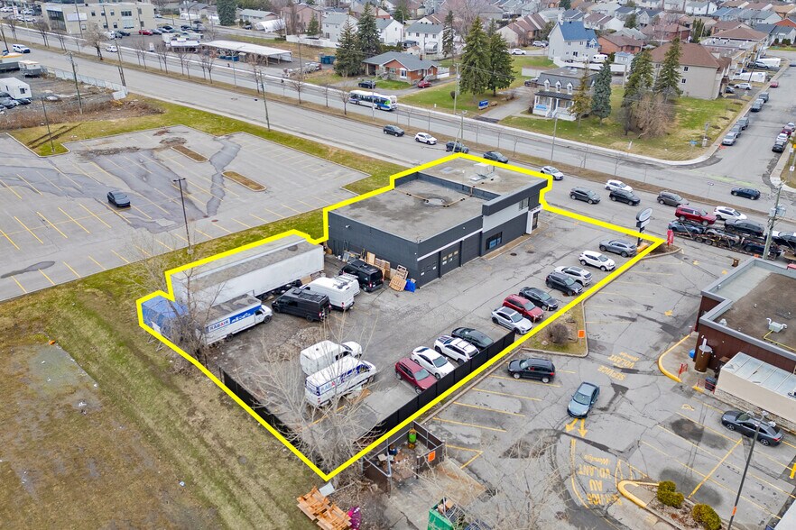 More Photos Of 150 Boul Saint-Martin O, Laval Light Distribution For Lease