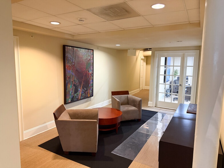 More Photos Of 516 N Tryon St, Charlotte Office For Sale