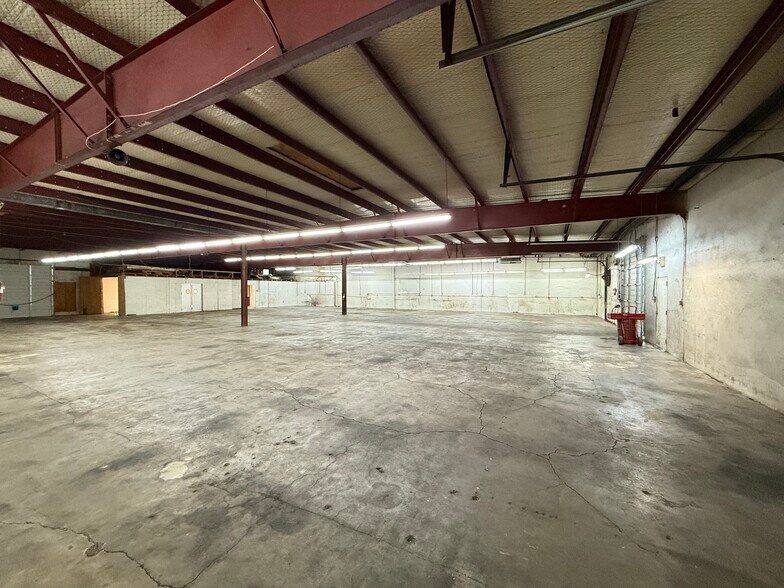 More Photos Of 11104 N Lamar Blvd, Austin Showroom For Lease