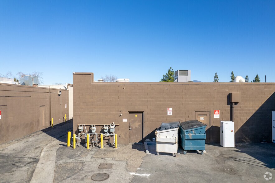 More Photos Of 24301 Muirlands Blvd, Lake Forest Freestanding For Lease