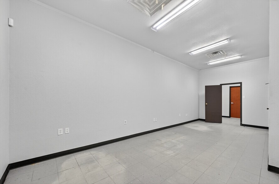 More Photos Of 3413 Herring Ave, Irving Funeral Home For Lease