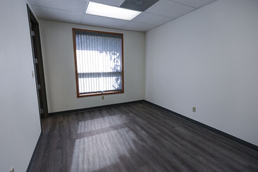 More Photos Of 1615 S Ingram Mill Rd, Springfield Office For Lease