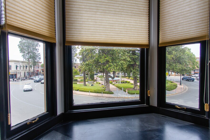 More Photos Of 10 Plaza Sq, Orange Storefront Retail Office For Lease