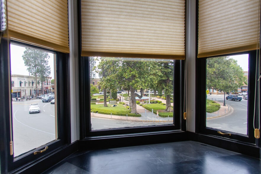 More Photos Of 10 Plaza Sq, Orange Storefront Retail Office For Lease