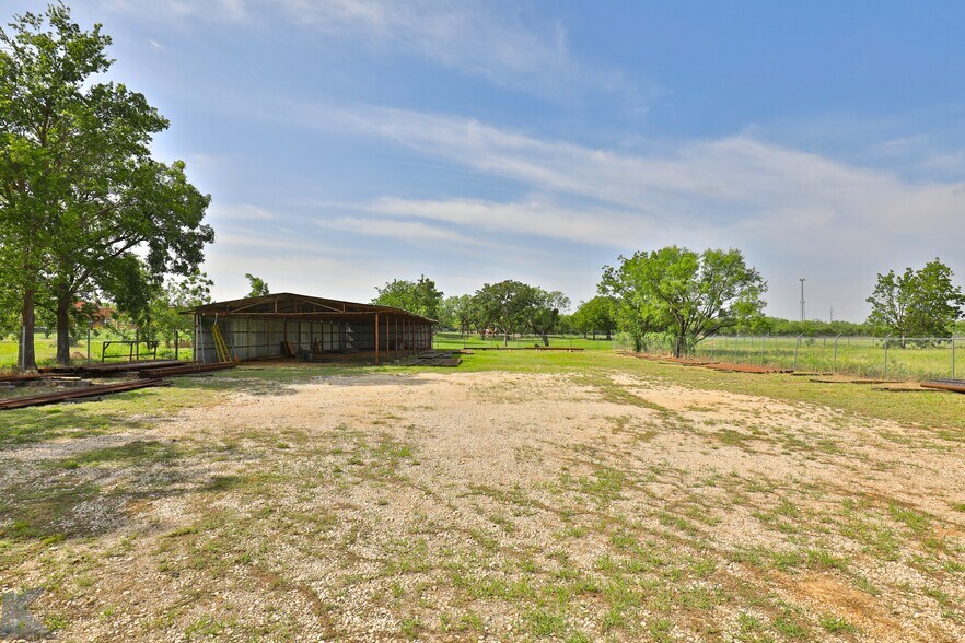 More Photos Of 411 E South 11th St, Abilene Warehouse For Lease