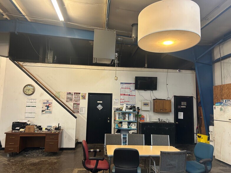 More Photos Of 925 Ulrich Ave, Louisville Warehouse For Lease