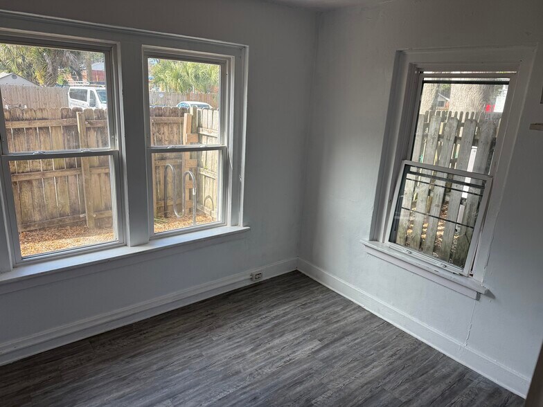 More Photos Of 1002 W University Ave, Gainesville Specialty For Sale