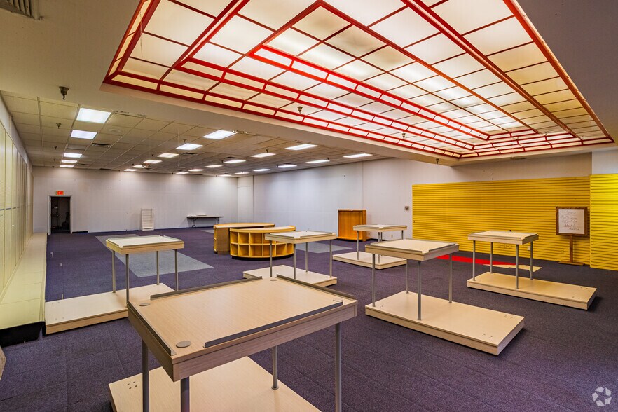 More Photos Of 2917 N Vermilion st, Danville General Retail For Lease