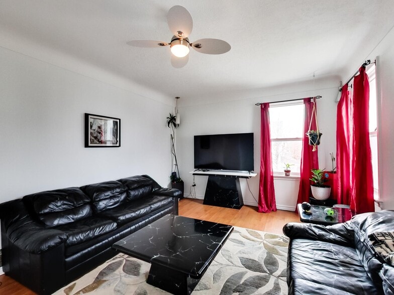 More Photos Of 44 Francis St, Hamilton Flex For Sale