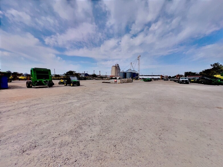 More Photos Of 401 S 10th St, Frederick Showroom For Sale