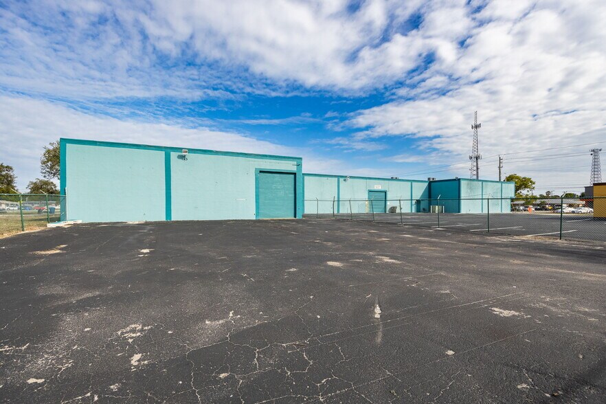 More Photos Of 2546-2578 Fowler St, Fort Myers Warehouse For Lease