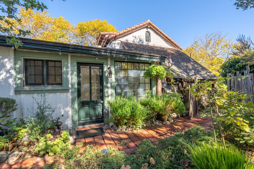 More Photos Of 502 Pierce St, Monterey Office For Sale