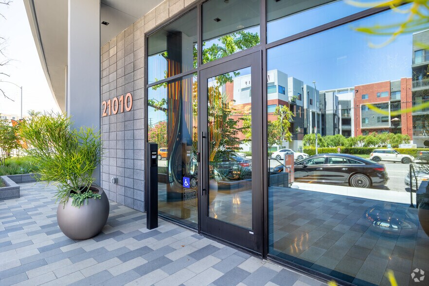 More Photos Of 21010 Erwin St, Woodland Hills Apartments For Lease