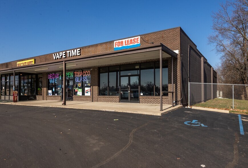 More Photos Of 3612-3620 W 3rd St, Bloomington Department Store For Lease