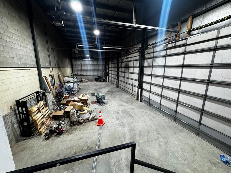 More Photos Of 2001 NE Broadway Ave, Des Moines Warehouse For Sale