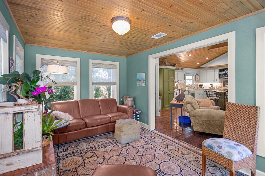 More Photos Of 310 N Mound St, Nacogdoches Flex For Sale