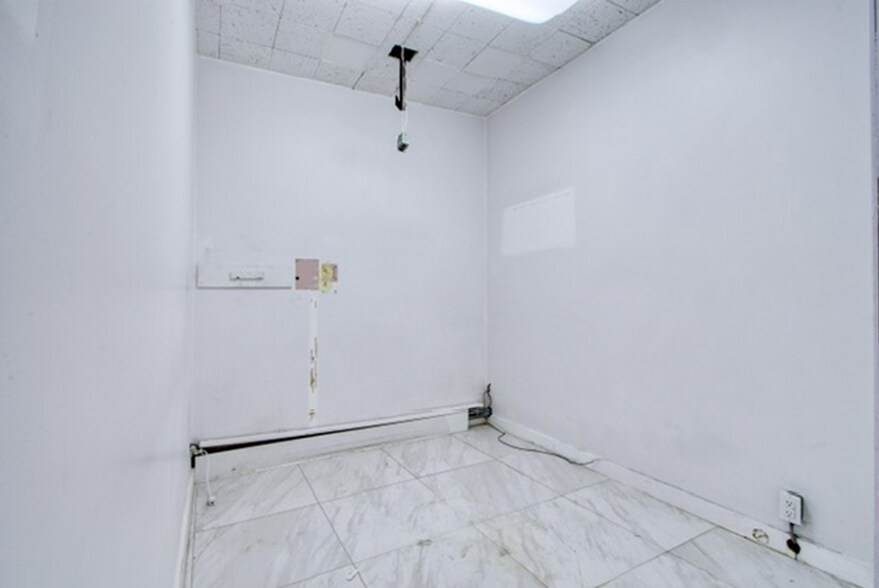 More Photos Of 1966-1970 Boul Graham, Mont-Royal General Retail For Lease