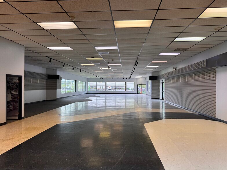 More Photos Of 2013 General Potter Hwy, Centre Hall Showroom For Sale