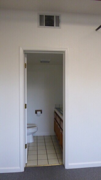 More Photos Of 34 Union Way, Vacaville Flex For Lease