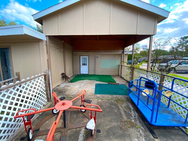 More Photos Of 15518 Silver Ridge Dr, Houston Specialty For Lease