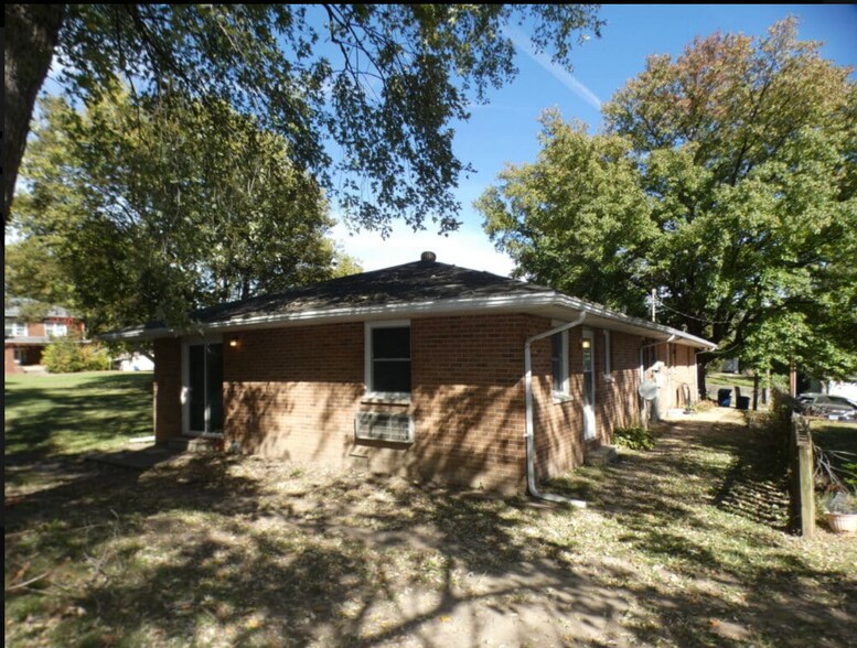 More Photos Of 105 S Washington St, Sparta Apartments For Sale