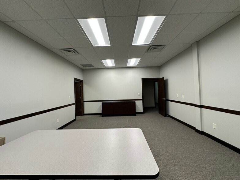 More Photos Of 673 Westbury Dr, Iowa City Storefront Retail Office For Sale