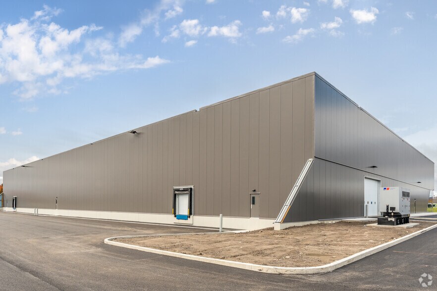 More Photos Of 8100 Rue Armand-Viau, Québec Industrial For Lease