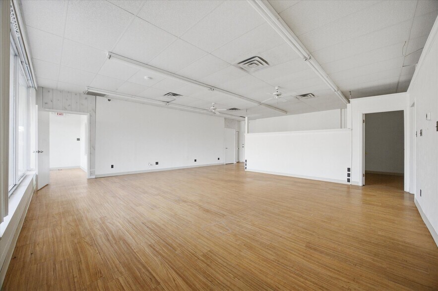 More Photos Of 2108 Monroe St, Commerce Showroom For Sale