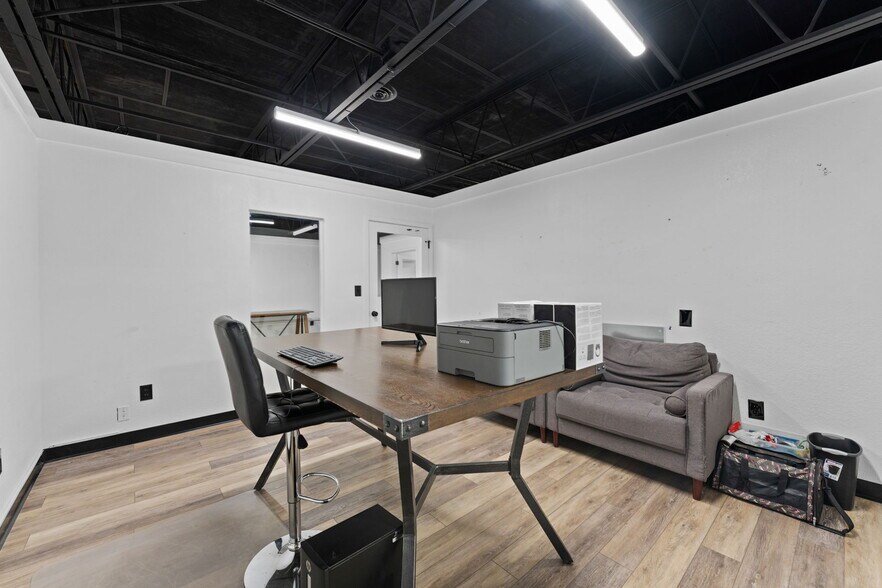 More Photos Of 7490 N 30th Ave, Saint Petersburg Showroom For Sale