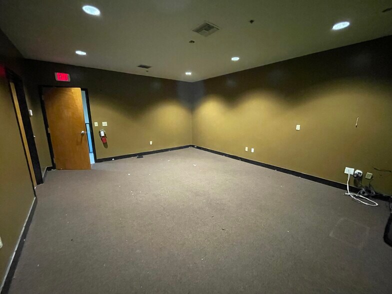 More Photos Of 1700 35th St, Orlando Warehouse For Lease