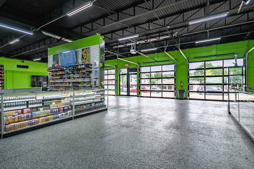 More Photos Of 427 N College Ave, Fayetteville Storefront For Sale