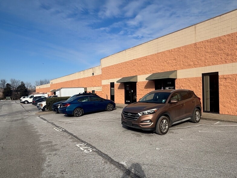 More Photos Of 131 Weakley Ln, Smyrna Flex For Lease