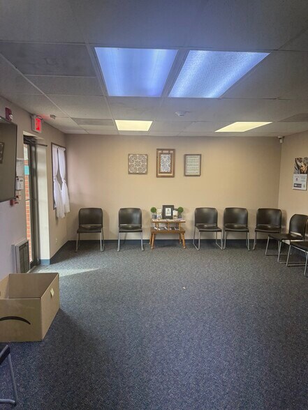 More Photos Of 450 S Chamberlain Ave, Rockwood Office For Sale