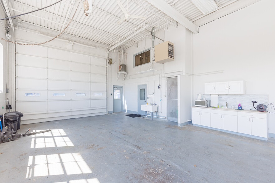 More Photos Of 5513 N Oxford St, Indianapolis Showroom For Lease