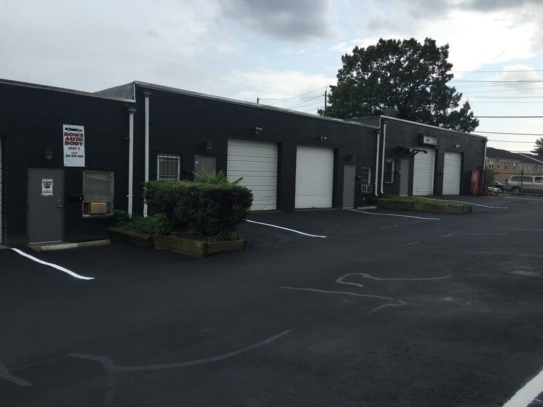 More Photos Of 4426 Beech Rd, Temple Hills Service For Lease