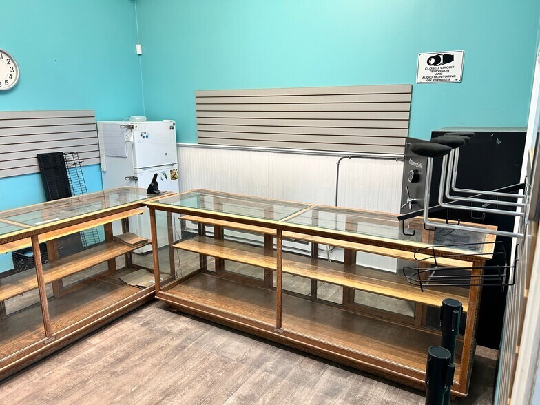 More Photos Of 13 E Park Ave, Empire General Retail For Lease