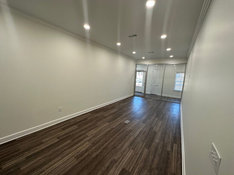 More Photos Of 406 Enterprise Dr, Oxford Office For Sale