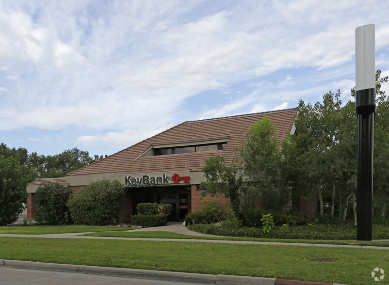 Primary Photo Of 562 S Main St, Bountiful Bank For Lease