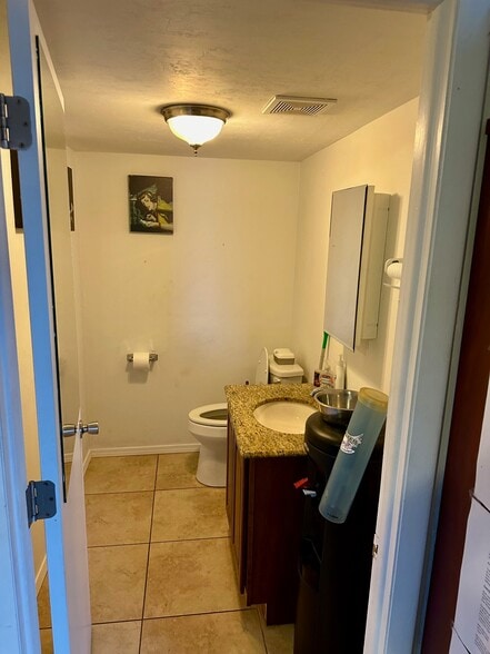 More Photos Of 1002 SE 9th St, Cape Coral Service For Sale