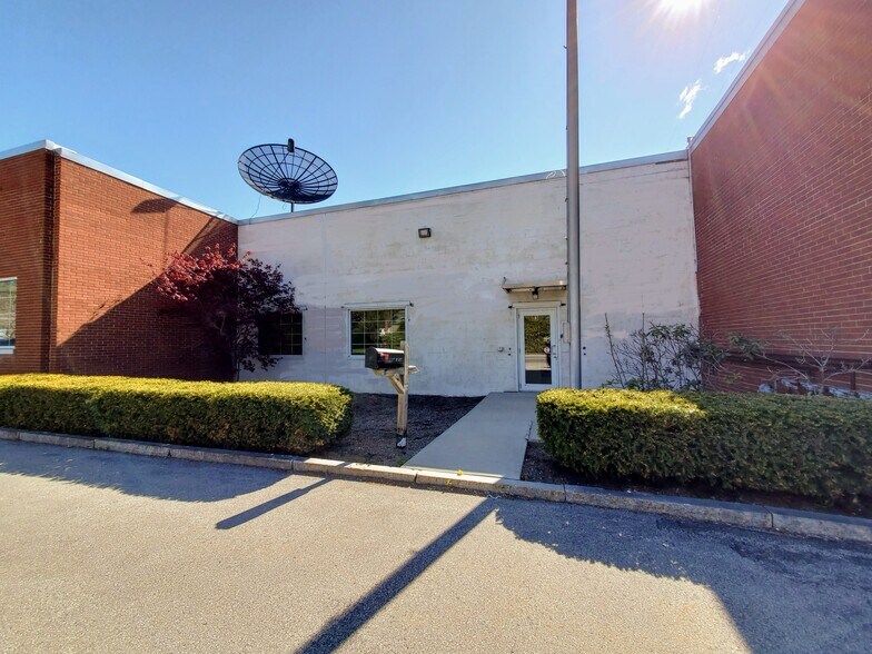 More Photos Of 238 Bay St, Queensbury Showroom For Lease