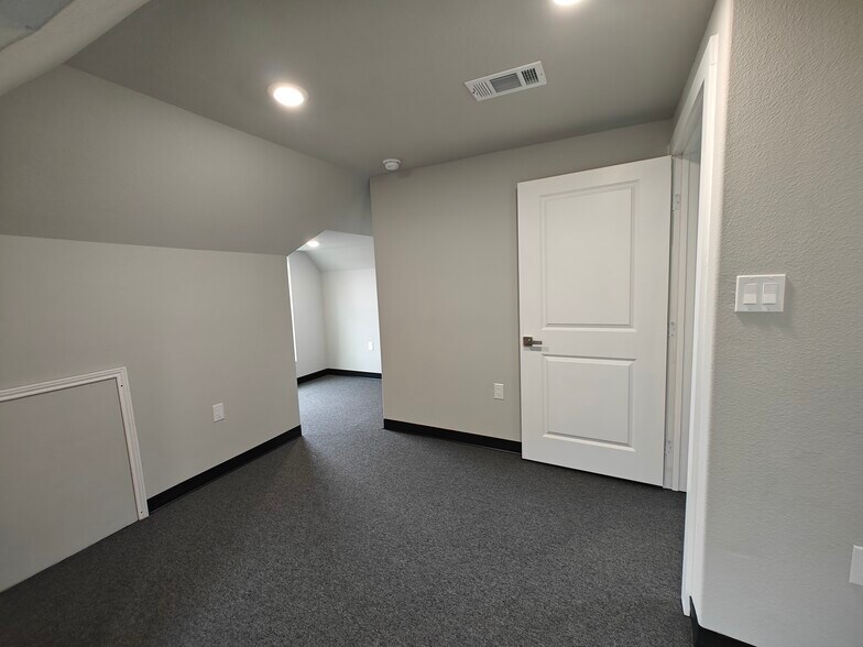 More Photos Of 701 E 1st St, Prosper Office For Sale