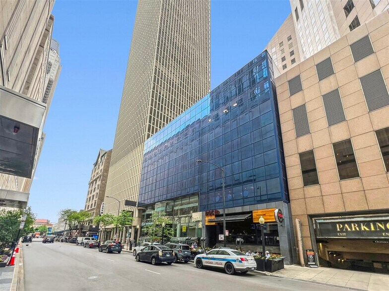 More Photos Of 100 E Walton St, Chicago Apartments For Lease