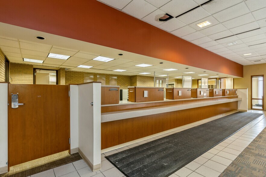 More Photos Of 4505 Douglas Ave, Des Moines General Retail For Sale